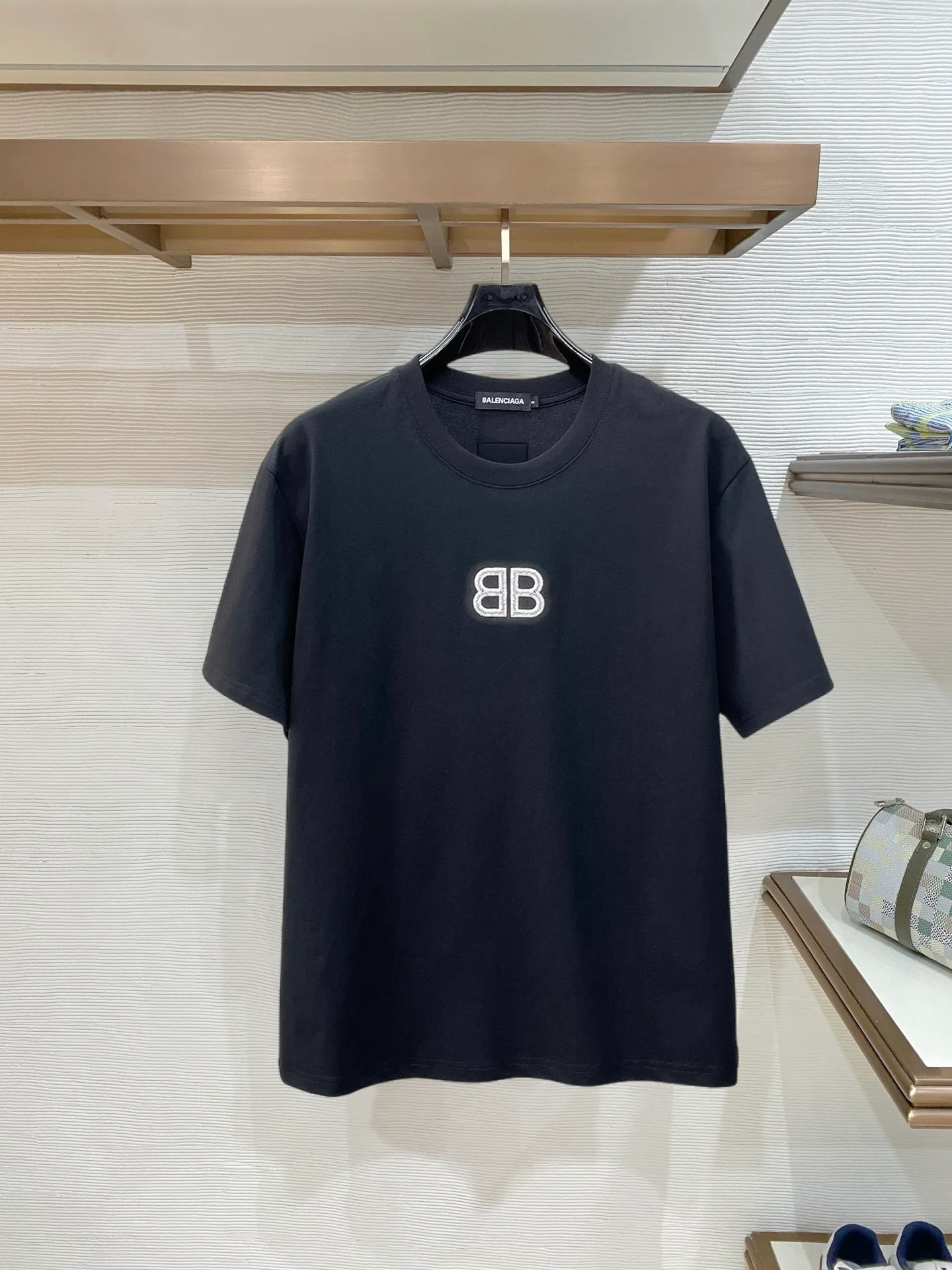 Balenciaga's high-end top-quality products 🐮2026 Spring and Summer New Arrival first counter, the latest New Arrival short-sleeved round neck T-shirt, Premium customized design, avant-garde and fashionable! Brand logo heavy craftsmanship design Premium customized 260g fabric. Soft to the touch. Comfortable to wear. Counter-level exquisite stitching. Fine workmanship. The upper body effect is incomparably handsome! A must-have item for men and women with the same style! Sizes: S~XXL When placing an order, please state your height and weight. The maximum wearing size is 210 pounds (one size larger)